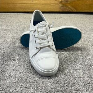 Blowfish Classic White Lace-Up Slip-On Shoes